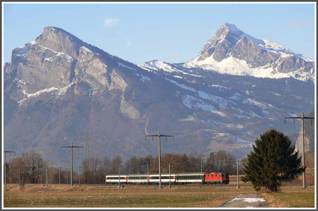 RheintalExpress 3819 vor Gonzen und Gauschla bei Maienfeld. (04.01.2011)