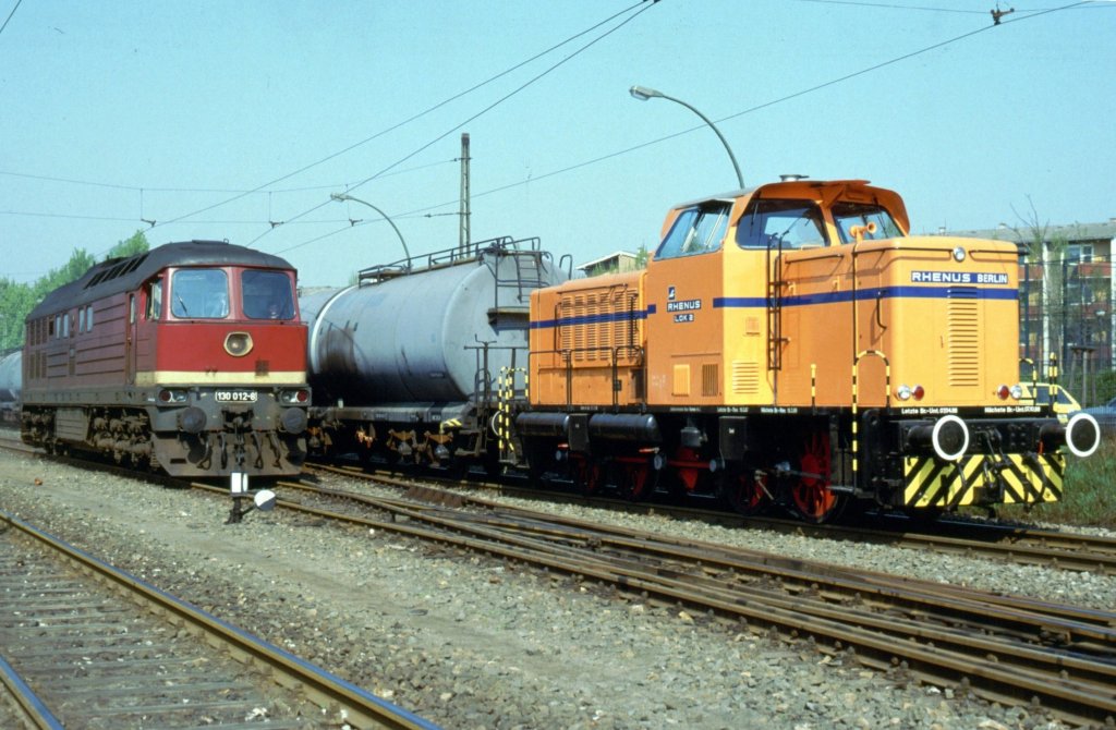 Rhenus Lok 2 Berlin-Haselhorst April 1988, daneben 130 012-8, die den Tankzug gebracht hat. Lok 2 wird den Zug gleich ber die Hauptverkehrsstr. zum Tanklagen schieben.