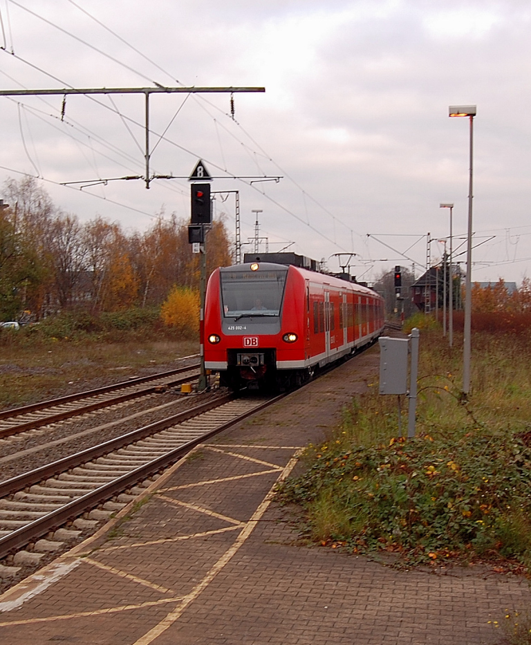 Rheydt Hauptbahnhof Gleis3 am Samstag dem 20.11.2010 soeben fahren die Triebwagen 425 032-4 und 425 523-8 ein. Sie sind auf der Liene RE8 nach Koblenz im Dienst.