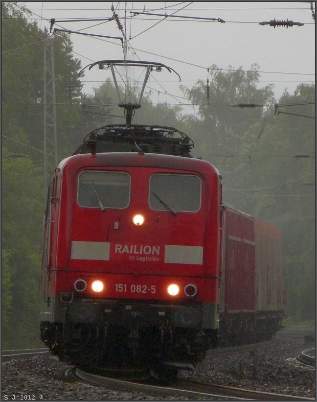 Richtige Gichtsuppe ,prasselnder Regen am Fotostandort. Die 151 082-5 unterwegs nach
Aachen West. Am Haken ein gemischter Gterzug.Location: Eschweiler im Juni 2012.