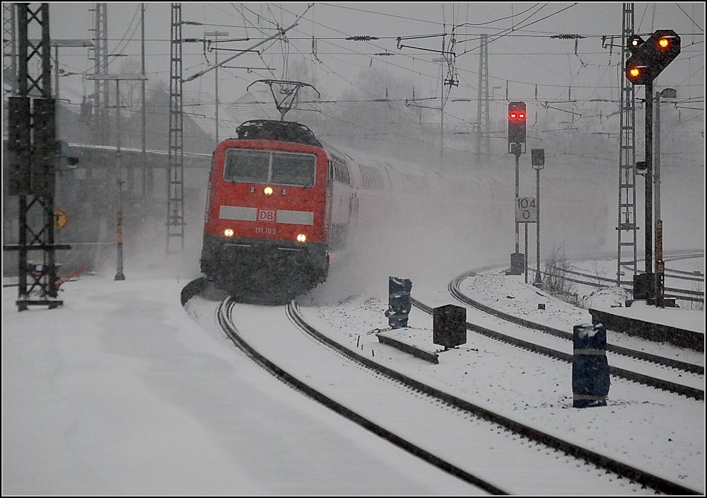 Richtiger Winter auf der Main-Weser-Bahn. 111 103 mit dem RE Kassel-Frankfurt bei der Einfahrt in Marburg. (Dezember 2009)