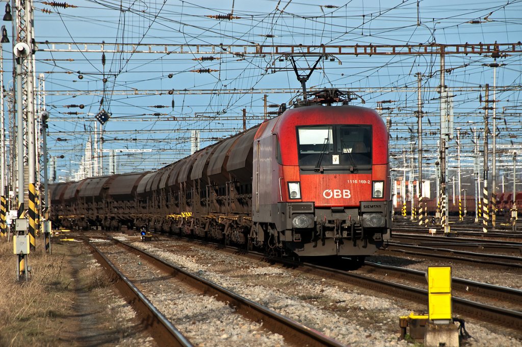 Richtung Heimat ist 1116 169 mit diesem Ganzzug am 05.02.2011 unterwegs. Die Aufnahme entstand im Greznbahnhof Breclav.