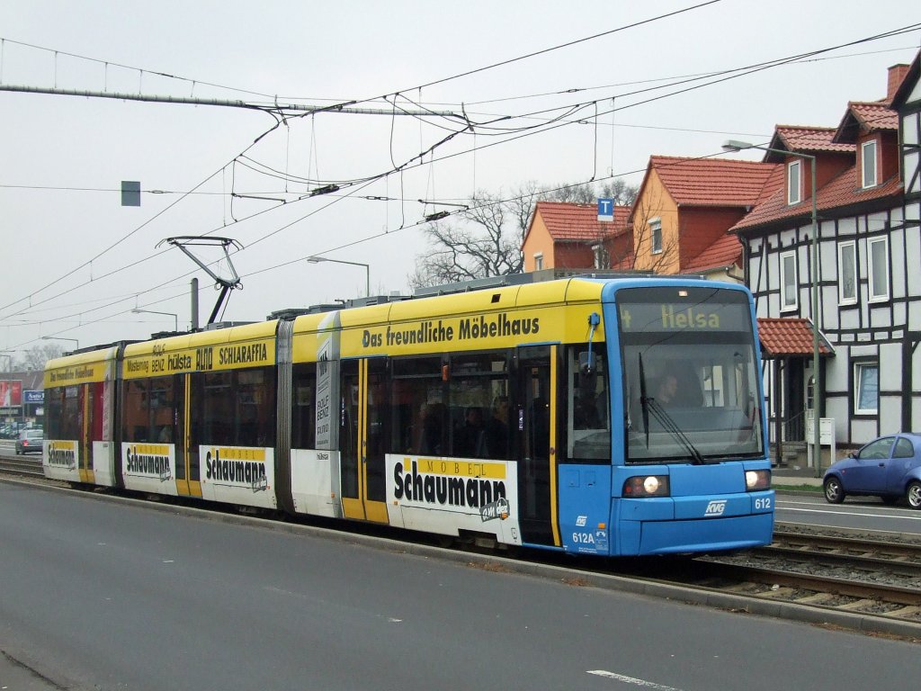 Richtung Helsa unterwegs ist die Linie 4 am 29.01.2012, Hhe Leipziger Strae kurz vor der Haltestelle Lindenberg (Wagen 612 der KVG).