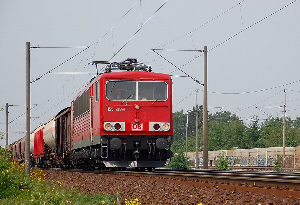 Richtung Seelze mit einem Gterzug kommt die 155 218-1 hier kurz vor der Mittellandkanalbrcke heran gefahren. 21.5.2011