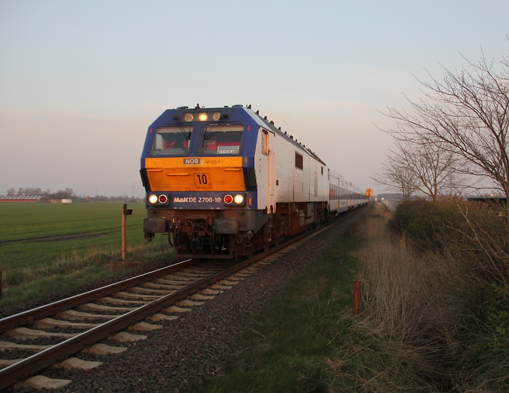 Richtung Westerland und der untergehenden Sonne entgegen bringt die MAK DE 2700-10 (251 010) ihren Zug der NOB. Aufgenommen am 11.04.2012 bei Niebll.