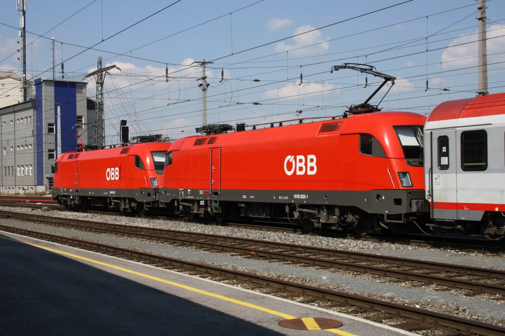 Richtung Wien Westbahnhof verabschiedeten sich am 27.06.10 1016 027-3 und 1016 033-1 aus Salzburg Hbf.