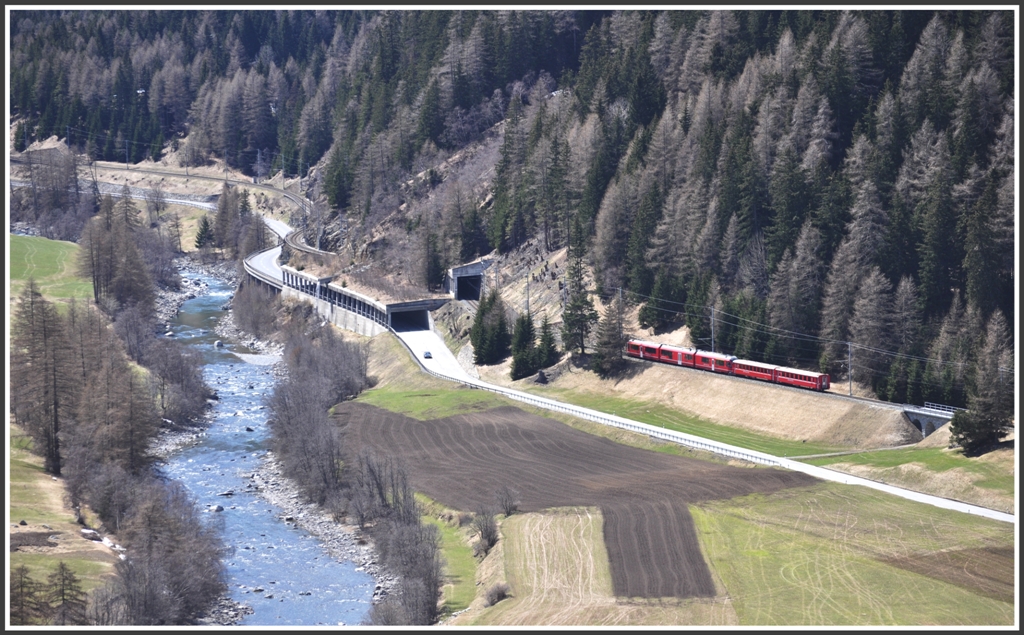 Richtung Zernez wirds kurz mal eng im Tal des Inn. Der RE1335 von Landquart nach St.Moritz wird mit einem Allegra bespannt. (21.04.2012)