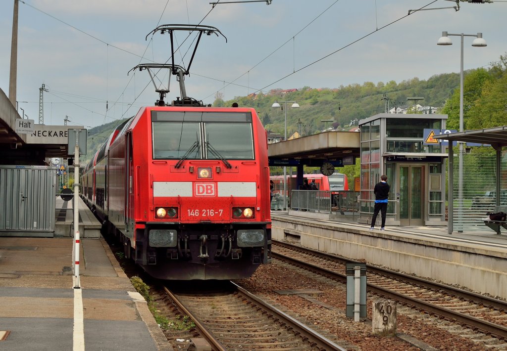 Richtungswechsel! 146 216-7 ist mit einer RB aus Ulm gekommen und hat hier in Neckarelz die Endstation erreicht. Bevor es wieder zurckgeht nach Ulm ndert der Tf noch die Beleuchtung und fhrt den hinteren Pantographen hoch und den vorderen herunter. Das Bild zeigt den Moment wo beide am Fahrdraht anliegen. 2.5.2013