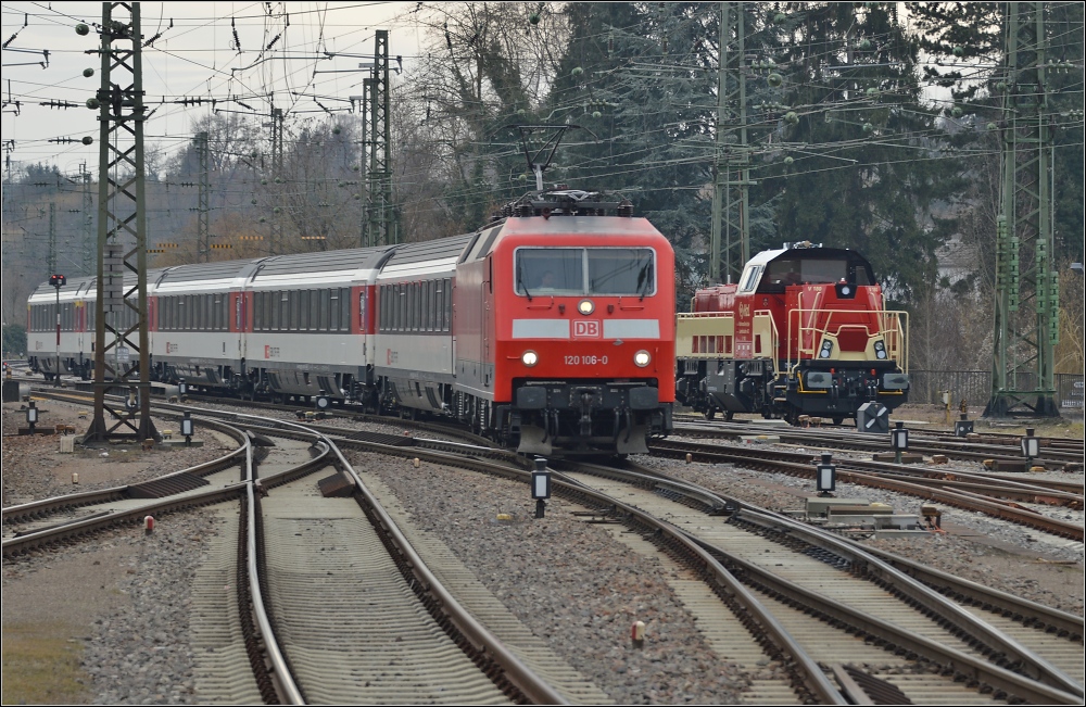 Richtungswechsel in Singen mit dem IC Stuttgart-Zrich. Der Zug schlngelt sich an der neuen Gravita der HZL vorbei. Mrz 2013. 