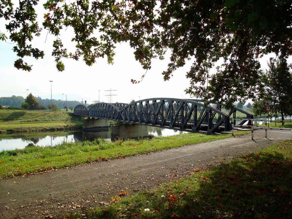 Riegel am Kaiserstuhl, die Stahlbogenbrcke ber den Leopoldskanal verbindet die Rheintalbahn mit der Kaiserstuhlbahn,
Sept.2009
