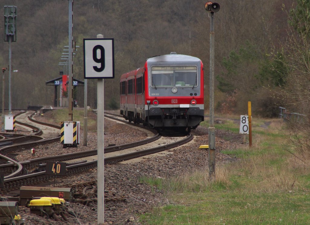 Riesenslalom - Wie gut dass Eisenbahnfahrzeuge auf Gleisen fahren und der Fahrweg festgelegt ist. Denn sonst knnte so mancher Triebfahrzeugfhrer zweifeln, ob er den richtigen Weg gefunden hat.

629 003 + 628 470 als RE Saarbrcken - Mainz in Heimbach/Nahe.

18.04.2013 - KBS 680 - Bahnstrecke 3511 Bingen (Bingerbrck) - Saarbrcken