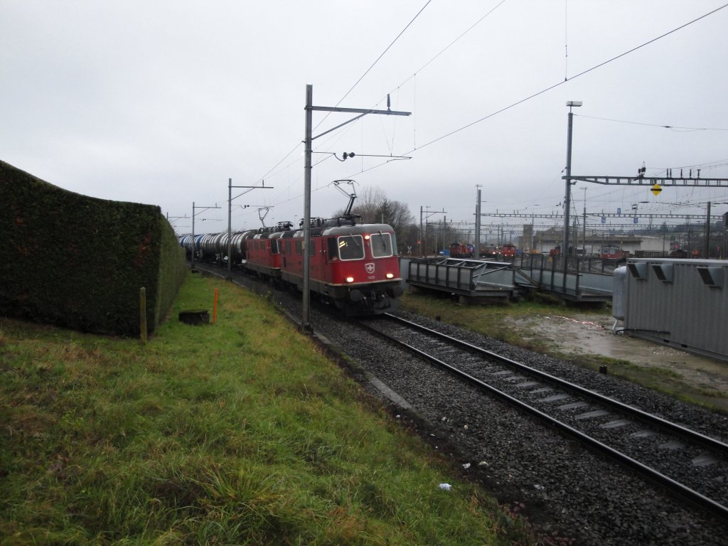 riesige Kehre: Fr die Gterzge, die im RB Lausanne-Triage bespannt werden, baute man damals zum RB noch diesen grossen 360 Bogen, um die Abfahrten der GZ's nach Osten/Norden zu erleichtern. Am 07.12.09 werden die Re 4/4  11233 und 11266 nun, nach der Kehrtwende, den RB noch einmal passieren. Die Loks fuhren kurz davor mit dem Gterzug ganz rechts am Bildrand beim Depot vorbei. (gut erkennbar bei google-Maps, Earth)