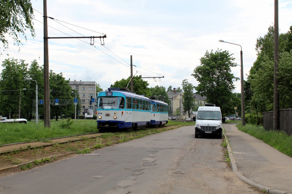 Riga SL 10 (Tatra-Tw 30188) Neretas iela (die Strecke ist hier eingleisig) am 28. Mai 2013.