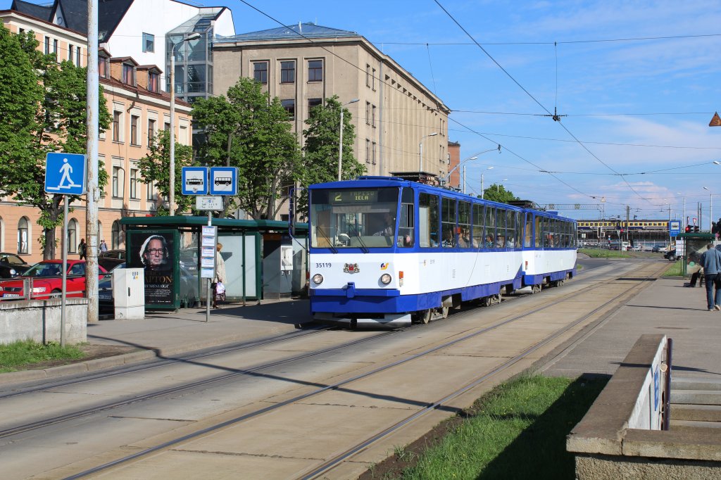 Riga SL 2 (Tatra-Tw  T3MR, ex T6B5, 35119) 11. Novembra Krastmala / Hst Grecinieku iela am 29. Mai 2013. - Die Spurweite des Rigaer Strassenbahnetzes: 1524 mm.  