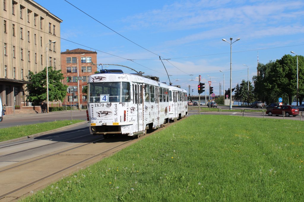 Riga SL 4 (Tatra-Tw T3A 51002) 11. Novembra Krastmala am 29. Mai 2013. - Fr die Stromversorgung benutzen die Tatra-Triebwagen T3A, ex T3SU (1974-1987 geliefert) und T3MR, ex T6B5 (1988-1990 geliefert) Stangenstromabnehmer.
