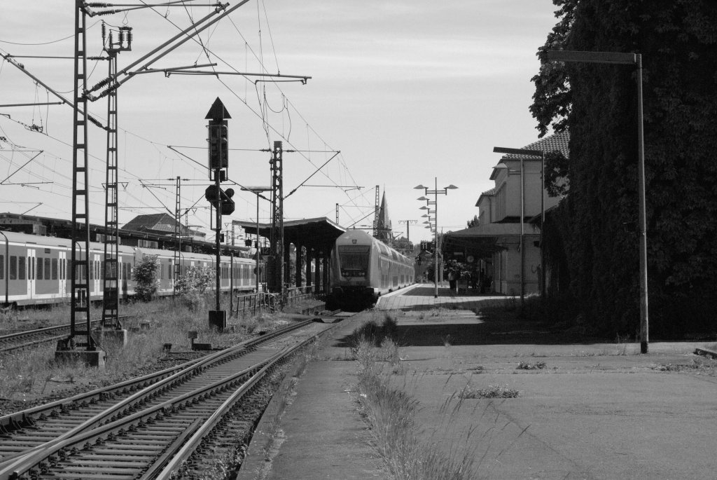 Rigonal Express in voller Zuglnge auf Bahnsteig 11 in Lehrte am 17.06.2010.