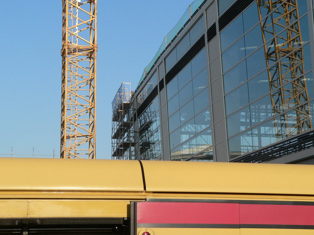 Ringbahnhalle, Kran und S-Bahn. Ostkreuz, 12.11.2011