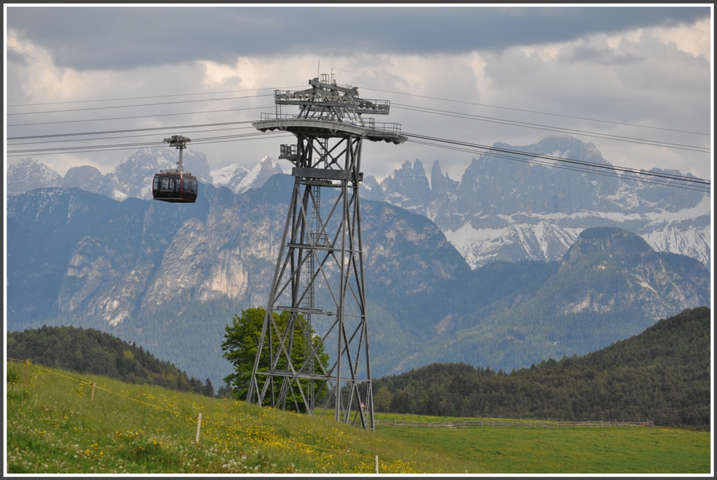 Rittner Luftseilbahn bei Oberbozen mit den Dolomiten im Hintergrund. (08.05.2012)