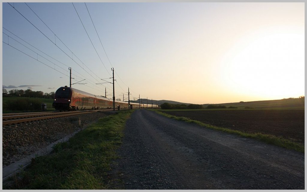 RJ 165 fhrt bei Sonnenuntergang seinem Ziel Wien entgegen. Neulengbach, 10.04.11