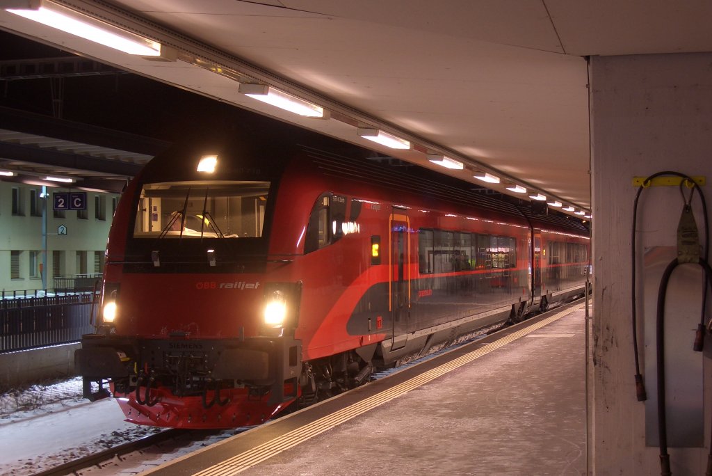 RJ 363 steht am Abend des 20.12.09. in Buchs.