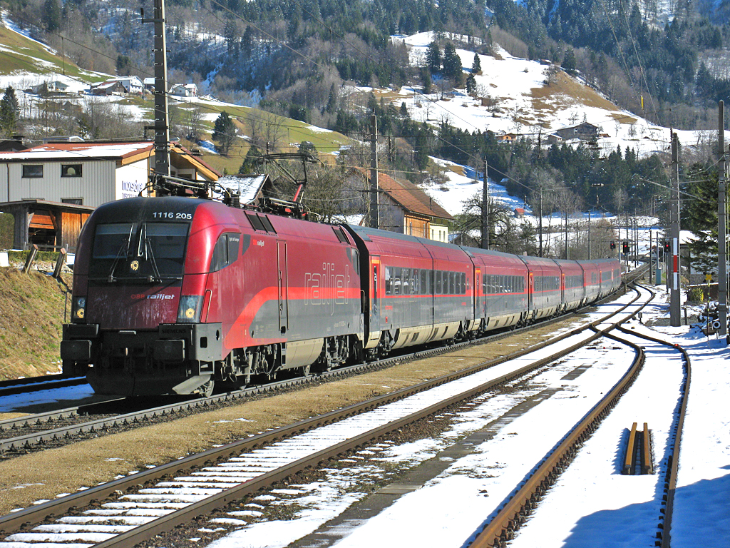 RJ 364 mit Garnitur 05 in Braz von Salzburg nach Zrich am 26.02.2011

Lg