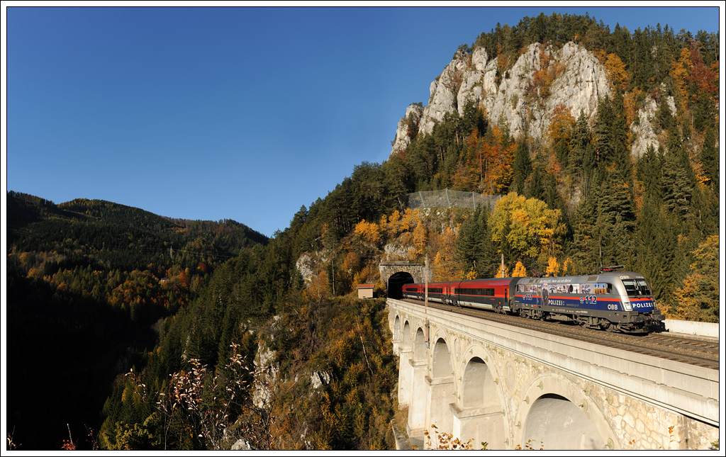 RJ 556 von Graz nach Wien aufgenommen am 22.10.2012 auf dem Krausel-Klause-Viadukt (L: 87 m; H: 36 m) kurz vor dem Bahnhof Breitenstein. 