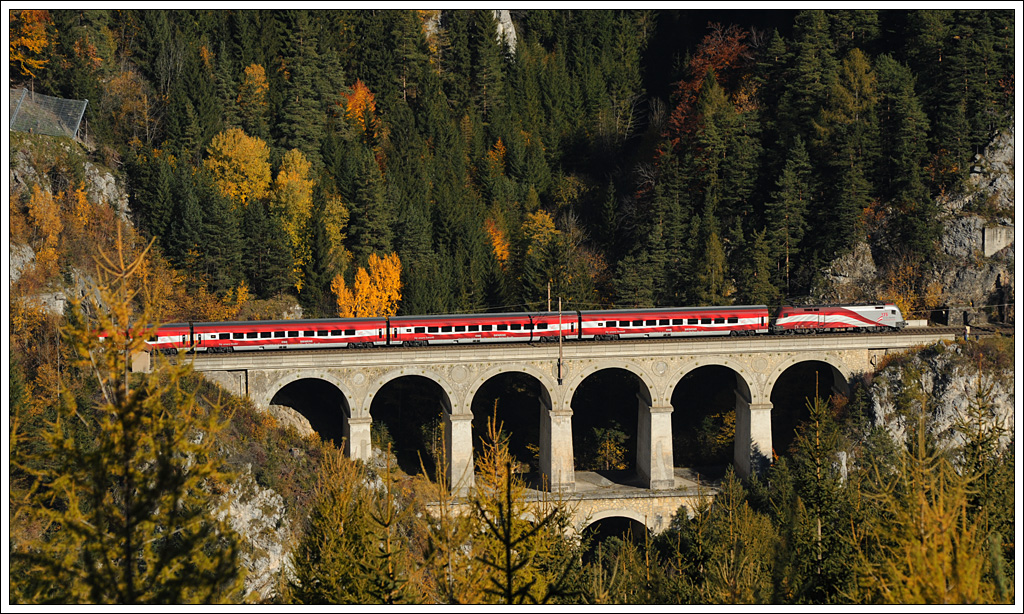 RJ 558  powered by Wien Energie Express  von Graz nach Wien hat gerade den Polleros-Tunnel (337 m) verlassen und quert das Krausel-Klause-Viadukt (L: 87 m; H: 36 m), bevor er wenige Meter spter den 13,82 Meter langen Kleinen Krausel-Tunnel durchfahren wird. (22.10.2012)