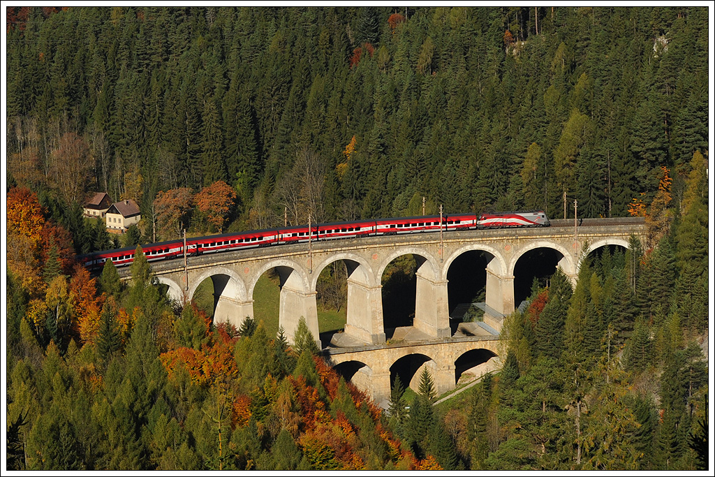 RJ 558  powered by Wien Energie Express  von Graz nach Wien bei der Querung der Kalten Rinne (46 Meter H, 184 Meter L) am 22.10.2012.