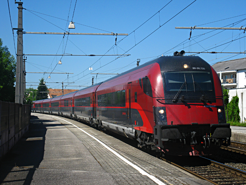 RJ 569 mit der Garnitur 25, die vorerst nur fr sterreich und Deutschland gedacht und zugelassen ist, hier in Dornbirn Hatlerdorf am 6.7.10.

Lg