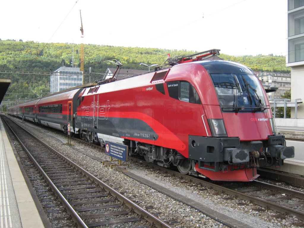 RJ als Extrazug Biel-Neuchatel im Bahnhof Biel. Dieser Zug verkehrte fr das Fest  150 Jahre Arc Jurassien , 26.09.2010.