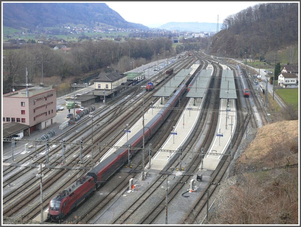 RJ160 mit 1116 214 durchfhrt Ziegelbrcke ohne Halt Richtung Zrich. (03.03.2010)