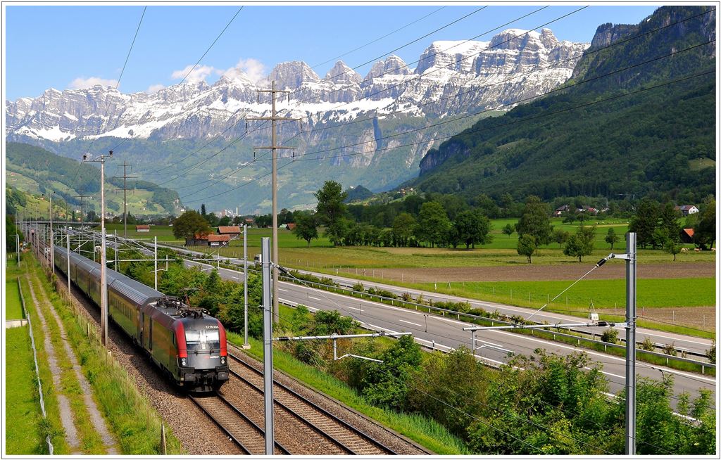 RJ362 nach Zrich zwischen Mels und Flums mit den Churfirsten im Hintergrund. (28.04.2013)