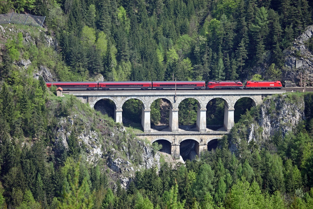 RJ534 ist am 9.05.2013 ber den Krauselklause-Viadukt unterwegs.