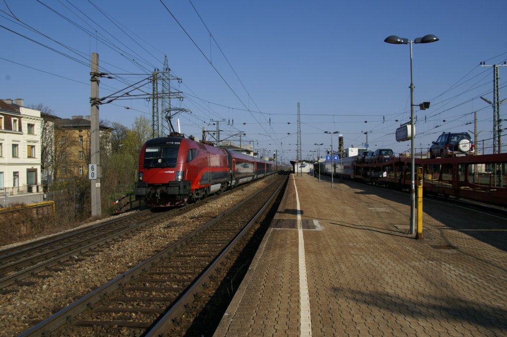 RJ66 nach Mnchen fhrt am 8.4.2010 mit hohem Tempo durch Wien Htteldorf. Zuglok ist 1116 209.
