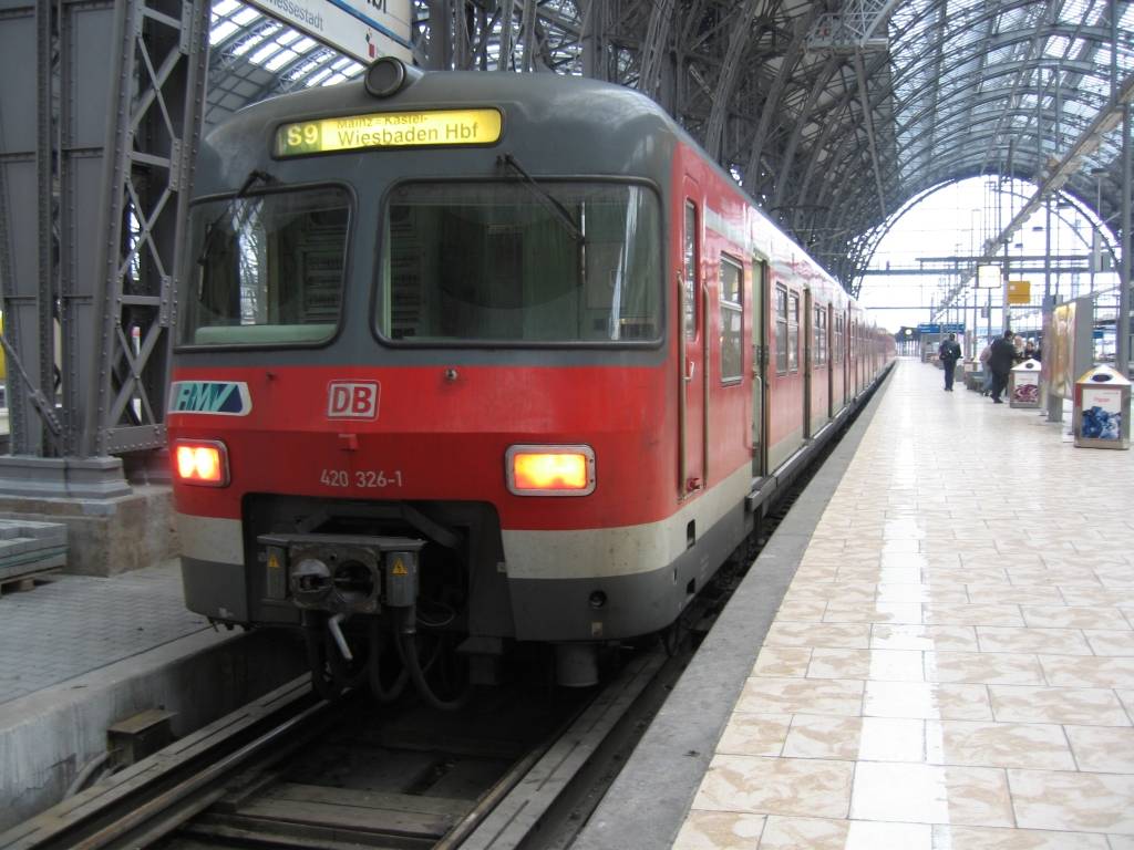 RMV S-Bahn Zug 420 326-1 steht 22/1/2006 am Bahnsteig im Frankfurt Hauptbahnhof.