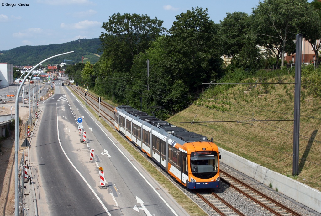 RNV Variobahn 3286 auf der Ringlinie 5 bei Weinheim-Rosenbrunnen. Aufgenommen am 13.07.2013.