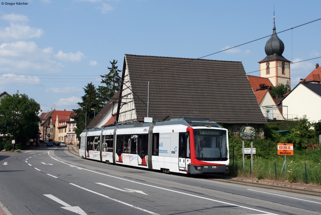 RNV Variobahn 4119 auf der Ringlinie 5 bei der Ortsdurchfahrt Grosachsen. Aufgenommen am 13.07.2013.