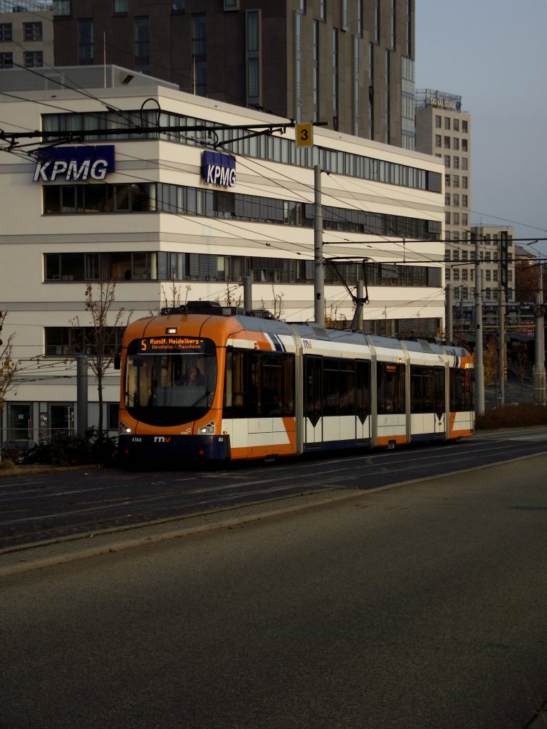 RNV Variobahn (RNV6) in Mannheim unterwegs auf der Linie 5 am 11.11.11