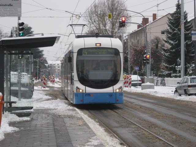 RNV8 275 auf der Linie 23, hier macht er sich Kopfwendent auf die verschneite Haltestelle Rheinstrae zu die im Moment als Endstation im Fahrplan ist, (denn an den Haltestellen Markscheide und Eichendorfplatz wird gebaut),...
