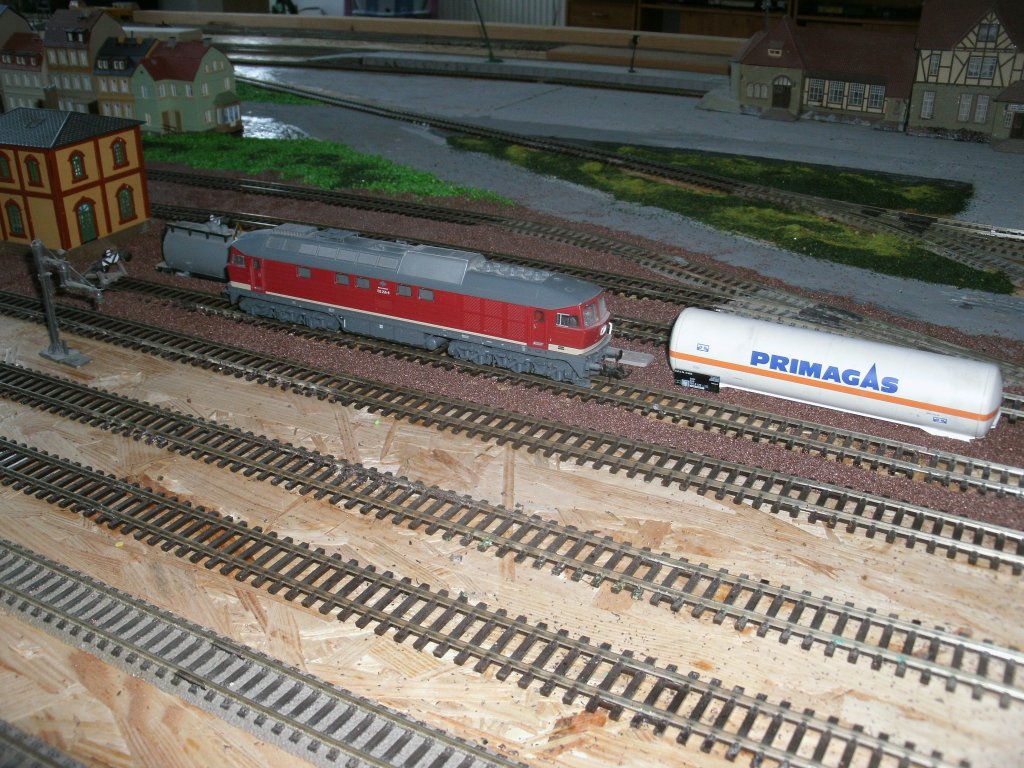 Roco`s H0 132 256 im Bw an der Tankstelle am 11.August 2013.