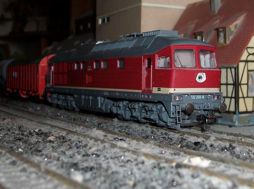 Roco`s Ludmila in H0:132 256 mit einem Gterzug im Industriegebiet auf meiner Zimmeranlage.