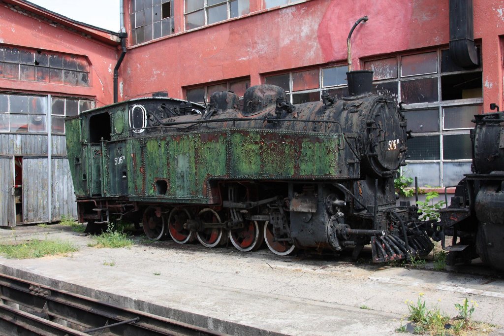 Rodophenbahn am 8.5.2013 - Depot in Septemvri
Recht desolat schaut Dampflok 506 aus. Bei meinem Besuch stand sie
vor dem Lokschuppen zusammen mit zwei weiteren Dampfloks im Freigelnde.
