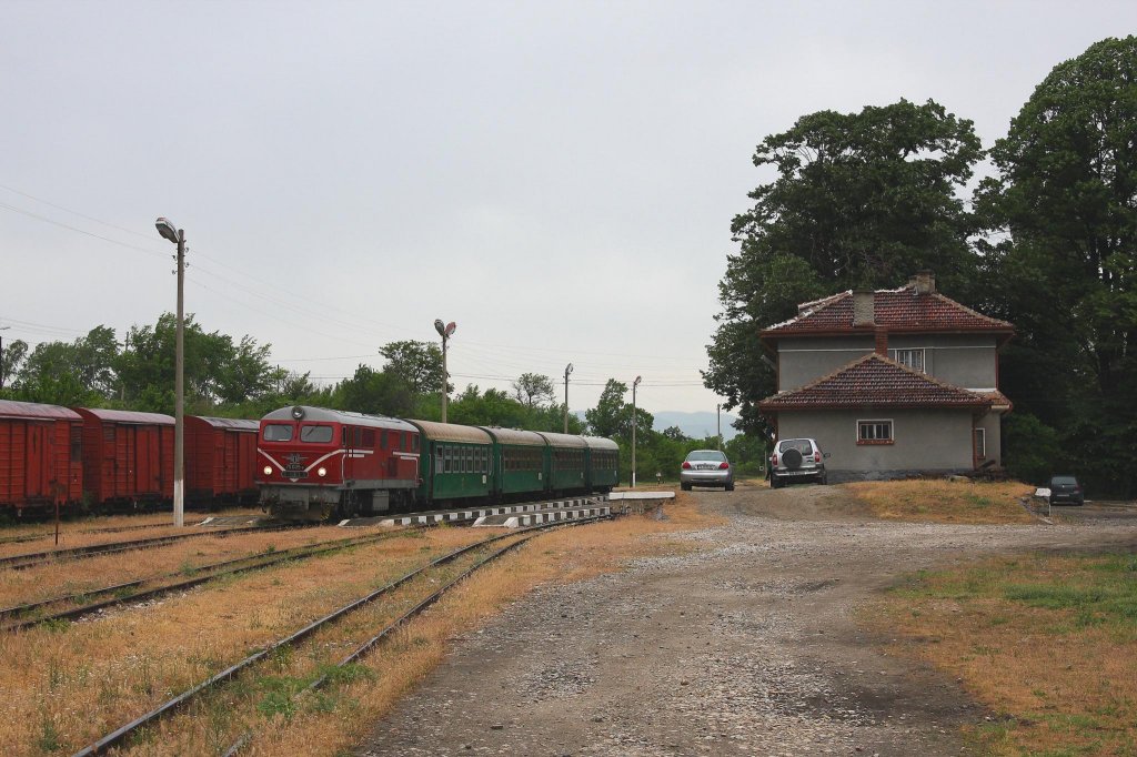Rodophenbahn am 9.5.2013
Der Personenzug nach Velingrad hlt im Bahnhof Barbara. 
Zuglok ist die Schmalspur Diesellok 75005.