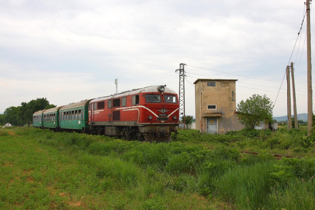 Rodophenbahn am 9.5.2013
Diesellok 75008 ist mit einem Personenzug nach Velingrad unterwegs und
befindet sich hier am Stadtrand von Septemvri.