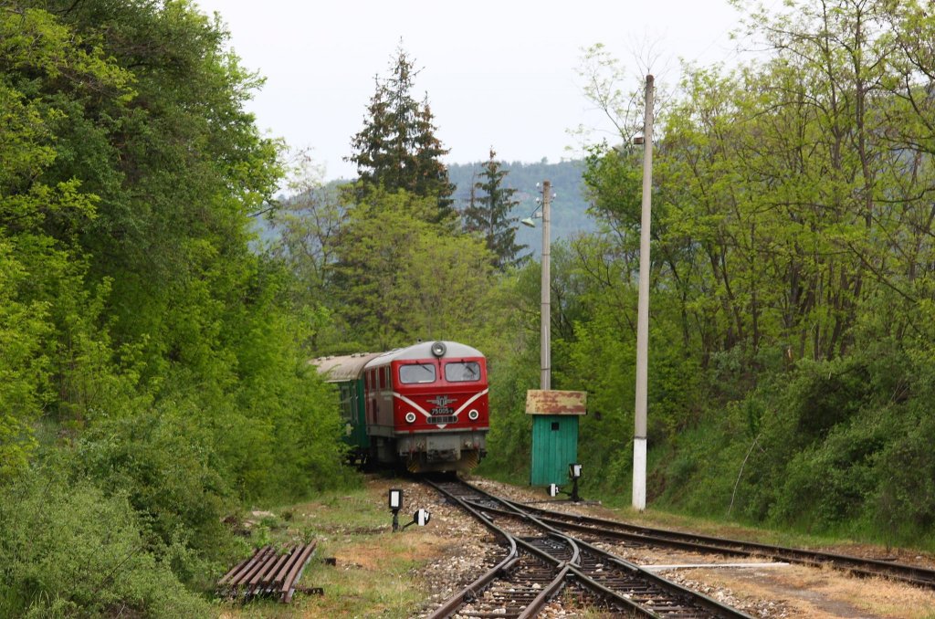 Rodophenbahn 
Lok 75005 fhrt am 9.5.2013 mit einem Personenzug aus Septemvri
in den Bahnhof Velingrad ein.