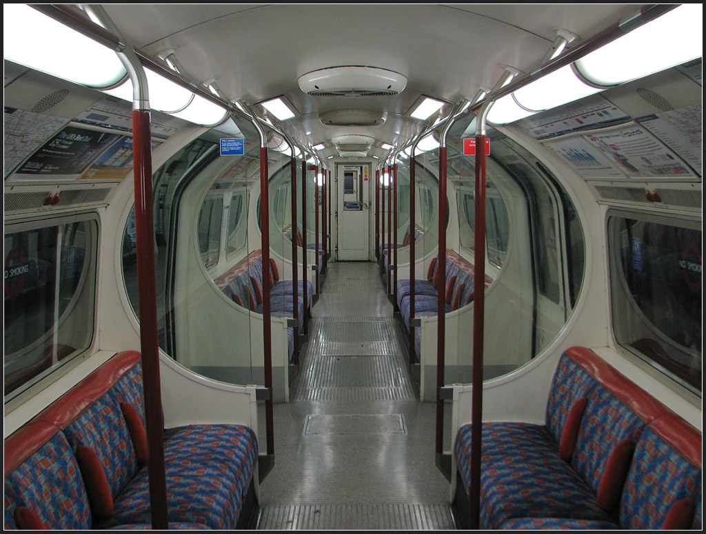 Röhrenbahn - 

Die Züge der Tube sind an die runde Form der engen Tunnels angepasst. Hier ein Zug der Bakerloo Line. 

London, 23.10.2011 (J)