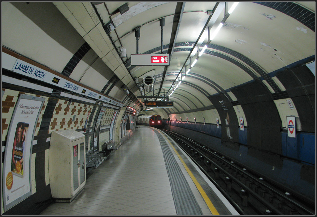 Röhrenstation - 

Haltestelle  Lambeth North  der Bakerloo Line, eröffnet 10.03.1906. 

23.10.2011 (J)