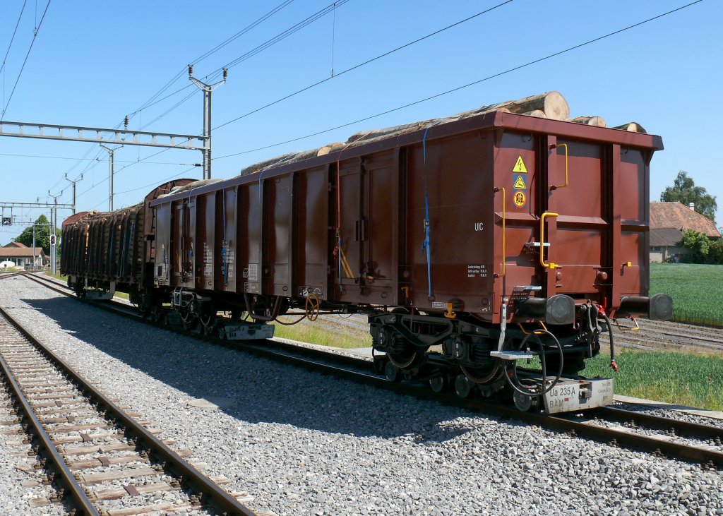 Rollbockverkehr bei der BAM.
Je ein mit Holz beladener SBB-Wagen vom Typ Eanos(Hochbordwagen) und Roos(Rungenwagen) stehen hier auf Rollbcken der BAM.

Apples
29.05.2009