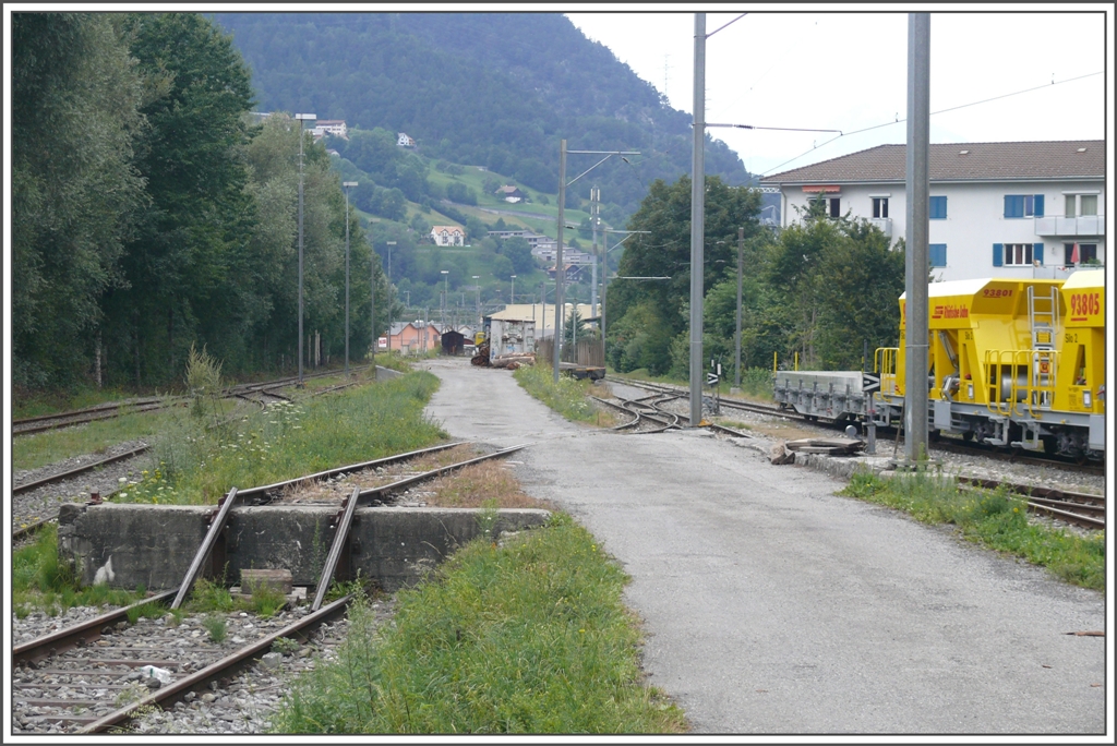 Rollschemelgrube in Landquart Ried, wo Schmalspurfahrzeuge von Normalspurfahrzeugen wechseln. (26.07.2010)
