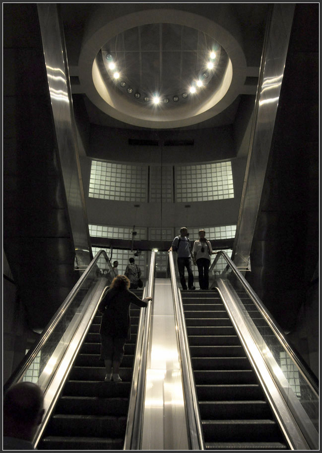 Rolltreppen und Glasbausteine - 

Zugangs- und Verteilerbauwerk an der Metrostation  Madeleine  in Paris. 

21.07.2012 (J)